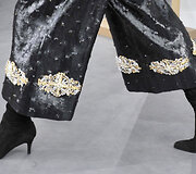 &bdquo;Chanel&ldquo; 2017 m. pavasario-vasaros auk&scaron;tosios mados kolekcijos modelis