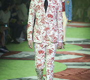 &bdquo;Gucci&ldquo; 2017 m. pavasario-vasaros vyrų kolekcijos modelis