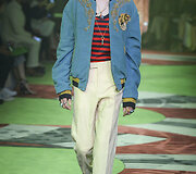 &bdquo;Gucci&ldquo; 2017 m. pavasario-vasaros vyrų kolekcijos modelis