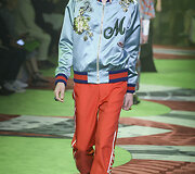 &bdquo;Gucci&ldquo; 2017 m. pavasario-vasaros vyrų kolekcijos modelis