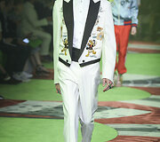 &bdquo;Gucci&ldquo; 2017 m. pavasario-vasaros vyrų kolekcijos modelis