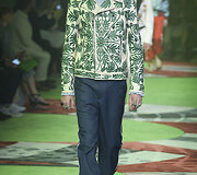 &bdquo;Gucci&ldquo; 2017 m. pavasario-vasaros vyrų kolekcijos modelis