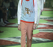 &bdquo;Gucci&ldquo; 2017 m. pavasario-vasaros vyrų kolekcijos modelis