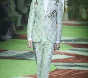 &bdquo;Gucci&ldquo; 2017 m. pavasario-vasaros vyrų kolekcijos modelis