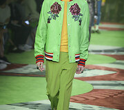 &bdquo;Gucci&ldquo; 2017 m. pavasario-vasaros vyrų kolekcijos modelis