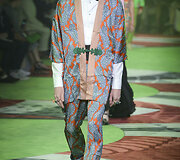 &bdquo;Gucci&ldquo; 2017 m. pavasario-vasaros vyrų kolekcijos modelis