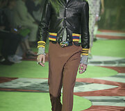 &bdquo;Gucci&ldquo; 2017 m. pavasario-vasaros vyrų kolekcijos modelis