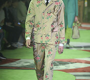 &bdquo;Gucci&ldquo; 2017 m. pavasario-vasaros vyrų kolekcijos modelis