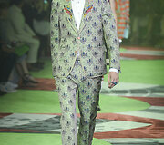 &bdquo;Gucci&ldquo; 2017 m. pavasario-vasaros vyrų kolekcijos modelis