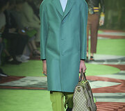 &bdquo;Gucci&ldquo; 2017 m. pavasario-vasaros vyrų kolekcijos modelis