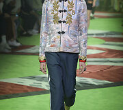 &bdquo;Gucci&ldquo; 2017 m. pavasario-vasaros vyrų kolekcijos modelis