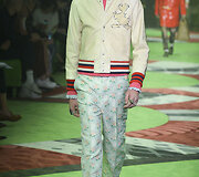 &bdquo;Gucci&ldquo; 2017 m. pavasario-vasaros vyrų kolekcijos modelis