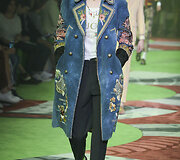 &bdquo;Gucci&ldquo; 2017 m. pavasario-vasaros vyrų kolekcijos modelis