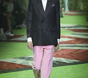 &bdquo;Gucci&ldquo; 2017 m. pavasario-vasaros vyrų kolekcijos modelis