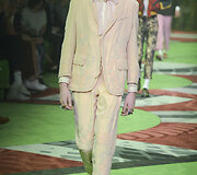 &bdquo;Gucci&ldquo; 2017 m. pavasario-vasaros vyrų kolekcijos modelis