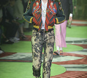 &bdquo;Gucci&ldquo; 2017 m. pavasario-vasaros vyrų kolekcijos modelis
