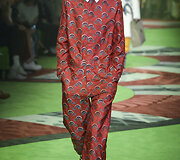 &bdquo;Gucci&ldquo; 2017 m. pavasario-vasaros vyrų kolekcijos modelis