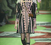 &bdquo;Gucci&ldquo; 2017 m. pavasario-vasaros vyrų kolekcijos modelis