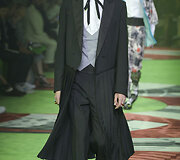 &bdquo;Gucci&ldquo; 2017 m. pavasario-vasaros vyrų kolekcijos modelis
