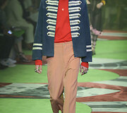 &bdquo;Gucci&ldquo; 2017 m. pavasario-vasaros vyrų kolekcijos modelis