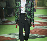 &bdquo;Gucci&ldquo; 2017 m. pavasario-vasaros vyrų kolekcijos modelis