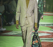 &bdquo;Gucci&ldquo; 2017 m. pavasario-vasaros vyrų kolekcijos modelis