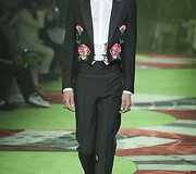 &bdquo;Gucci&ldquo; 2017 m. pavasario-vasaros vyrų kolekcijos modelis