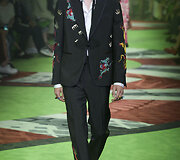 &bdquo;Gucci&ldquo; 2017 m. pavasario-vasaros vyrų kolekcijos modelis