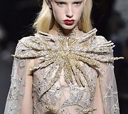 &bdquo;Elie Saab&ldquo; 2016 m. rudens-žiemos auk&scaron;tosios mados kolekcijos modelis