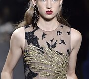 &bdquo;Elie Saab&ldquo; 2016 m. rudens-žiemos auk&scaron;tosios mados kolekcijos modelis