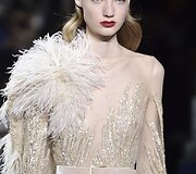 &bdquo;Elie Saab&ldquo; 2016 m. rudens-žiemos auk&scaron;tosios mados kolekcijos modelis
