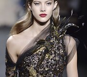 &bdquo;Elie Saab&ldquo; 2016 m. rudens-žiemos auk&scaron;tosios mados kolekcijos modelis