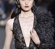 &bdquo;Elie Saab&ldquo; 2016 m. rudens-žiemos auk&scaron;tosios mados kolekcijos modelis