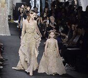 &bdquo;Elie Saab&ldquo; 2016 m. rudens-žiemos auk&scaron;tosios mados kolekcijos modelis
