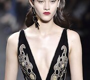 &bdquo;Elie Saab&ldquo; 2016 m. rudens-žiemos auk&scaron;tosios mados kolekcijos modelis