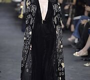 &bdquo;Elie Saab&ldquo; 2016 m. rudens-žiemos auk&scaron;tosios mados kolekcijos modelis
