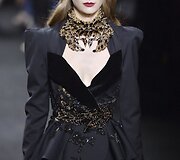 &bdquo;Elie Saab&ldquo; 2016 m. rudens-žiemos auk&scaron;tosios mados kolekcijos modelis