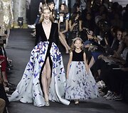 &bdquo;Elie Saab&ldquo; 2016 m. rudens-žiemos auk&scaron;tosios mados kolekcijos modelis