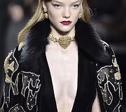 &bdquo;Elie Saab&ldquo; 2016 m. rudens-žiemos auk&scaron;tosios mados kolekcijos modelis