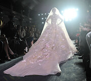 &bdquo;Elie Saab&ldquo; 2016 m. rudens-žiemos auk&scaron;tosios mados kolekcijos modelis
