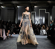 &bdquo;Elie Saab&ldquo; 2016 m. rudens-žiemos auk&scaron;tosios mados kolekcijos modelis