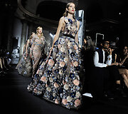 &bdquo;Elie Saab&ldquo; 2016 m. rudens-žiemos auk&scaron;tosios mados kolekcijos modelis