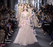 &bdquo;Elie Saab&ldquo; 2016 m. rudens-žiemos auk&scaron;tosios mados kolekcijos modelis