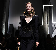 &bdquo;Elie Saab&ldquo; 2016 m. rudens-žiemos auk&scaron;tosios mados kolekcijos modelis