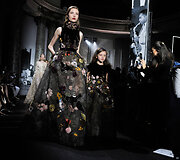 &bdquo;Elie Saab&ldquo; 2016 m. rudens-žiemos auk&scaron;tosios mados kolekcijos modelis