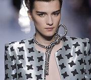 &bdquo;Giorgio Armani Priv&eacute;&ldquo; 2016 m. rudens-žiemos auk&scaron;tosios mados kolekcijos modelis