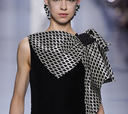 &bdquo;Giorgio Armani Priv&eacute;&ldquo; 2016 m. rudens-žiemos auk&scaron;tosios mados kolekcijos modelis 