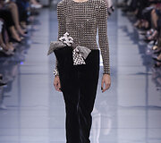 &bdquo;Giorgio Armani Priv&eacute;&ldquo; 2016 m. rudens-žiemos auk&scaron;tosios mados kolekcijos modelis 