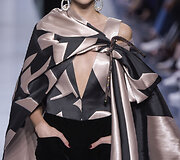 &bdquo;Giorgio Armani Priv&eacute;&ldquo; 2016 m. rudens-žiemos auk&scaron;tosios mados kolekcijos modelis 