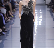 &bdquo;Giorgio Armani Priv&eacute;&ldquo; 2016 m. rudens-žiemos auk&scaron;tosios mados kolekcijos modelis 